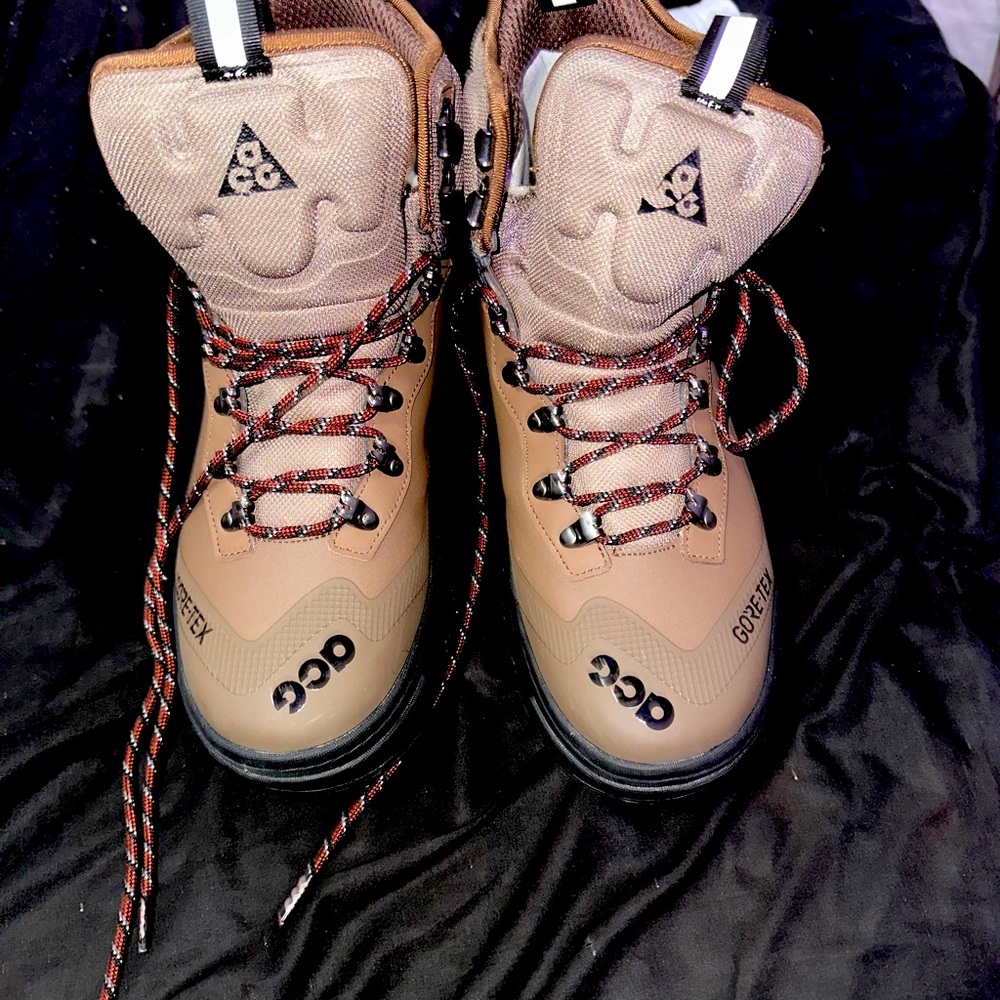 Great pair of Nike ACG boots whether you’re going hiking or to the club